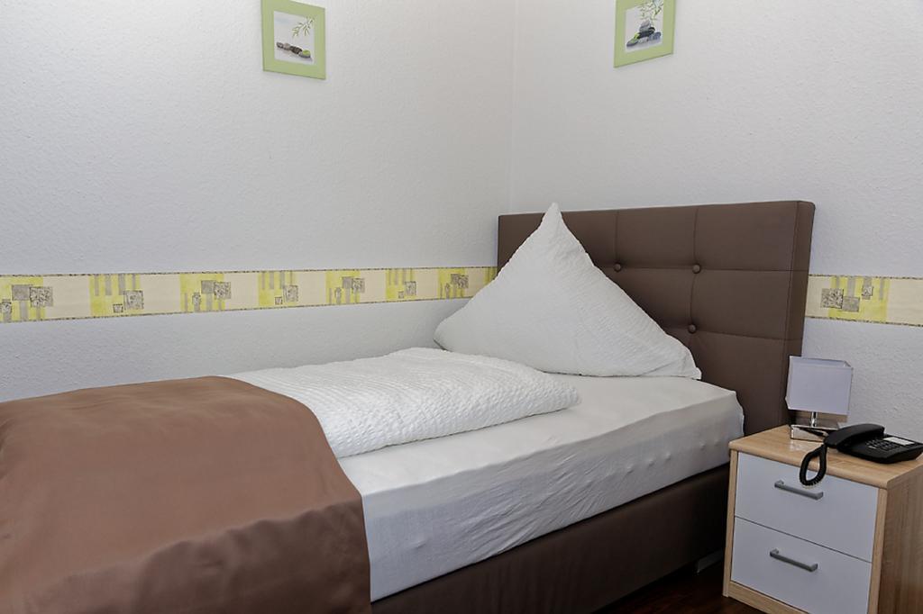 Hotel Hüttl - Garni Worms Rum bild